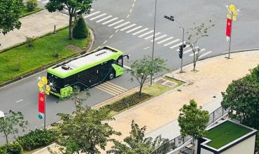 xe Vinbus đi qua trạm Feliz En Vista
