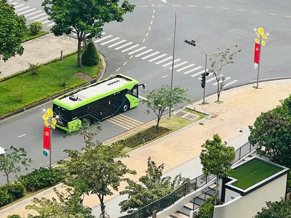 xe Vinbus đi qua trạm Feliz En Vista