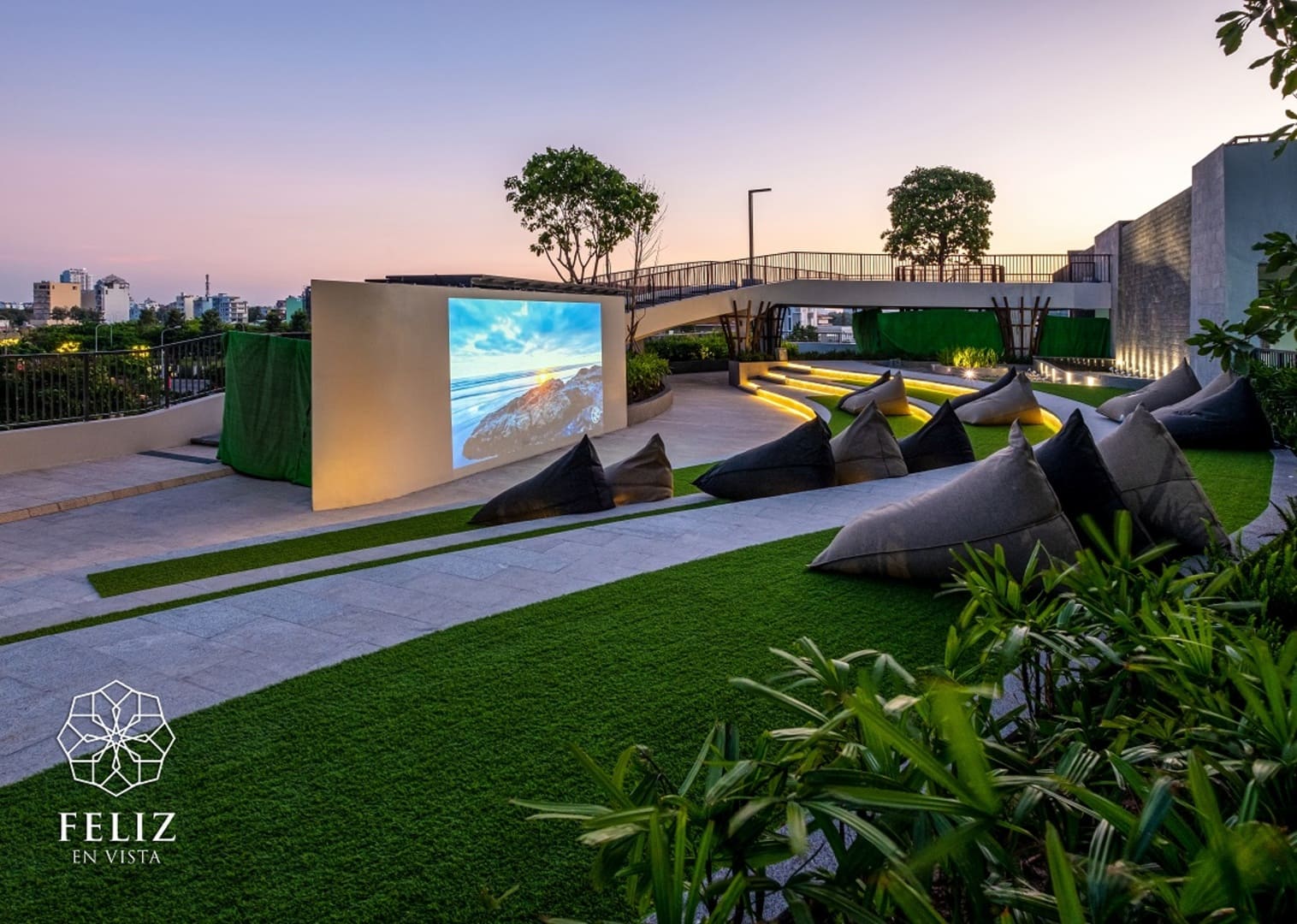 Khu chiếu phim ngoài trời tại Feliz En Vista Quận 2 được bố trí màn chiếu lớn, thảm cỏ xanh và nhiều ghế lười, tạo không gian giải trí thư giãn trong khuôn viên tiện ích của dự án.